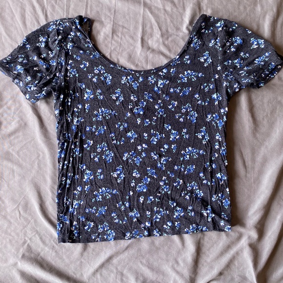Black crop top with blue floral pattern - Picture 1 of 2